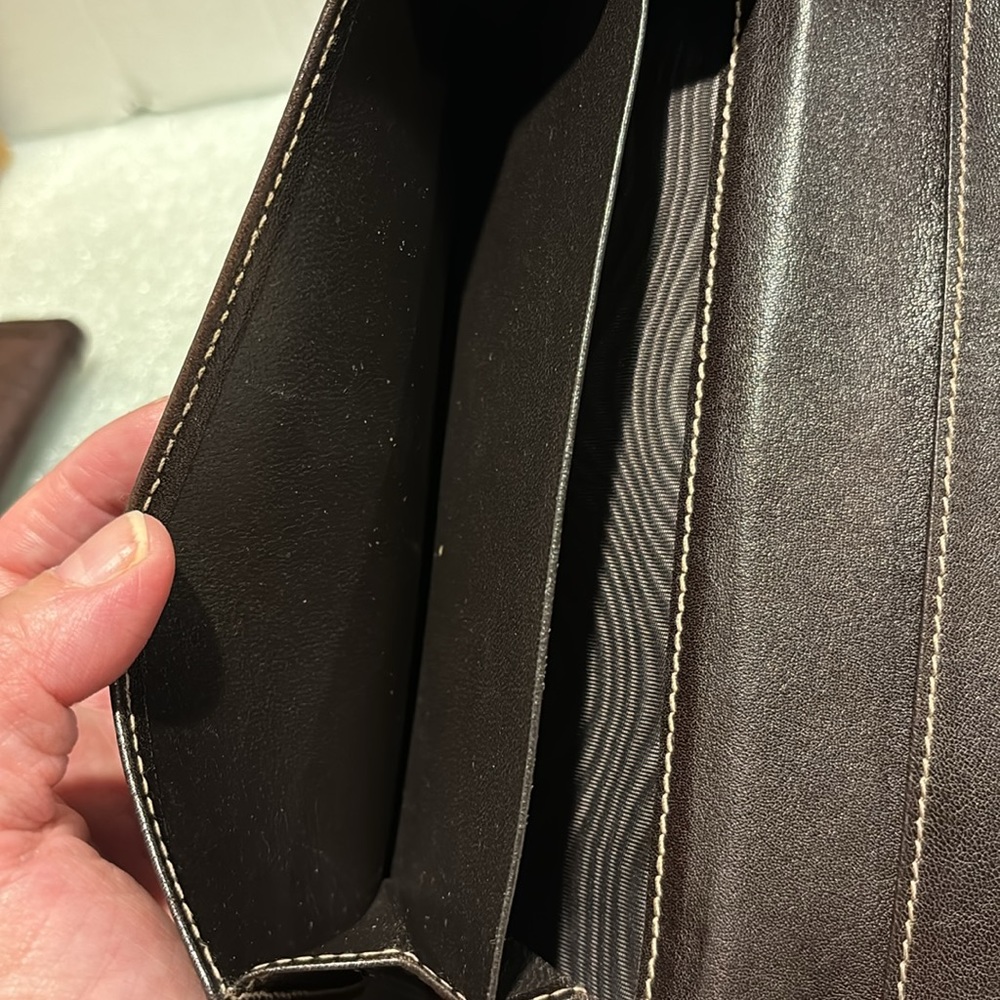 Gucci Elegant Brown Leather Wallet with Gold Accent - Picture 4 of 11
